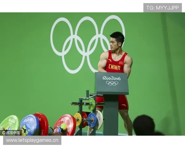 石智勇训练完直接拎两箱红牛走人,这哪是举重,分明是开能量饮料批发部 石智勇训练完直接拎两箱红牛走人,这哪是举重,分明是开能量饮料批发部